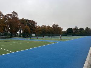 プレストンにあるMoor Park Apartmentsのテニスコートの一団