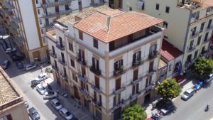 una vista aérea de un edificio con techo rojo en Palermo Rooms, en Palermo
