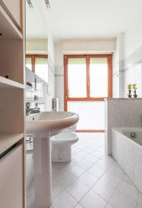 ein Badezimmer mit einem Waschbecken, einem WC und einer Badewanne in der Unterkunft Casty Sweet Home - parcheggio privato gratuito in Mailand