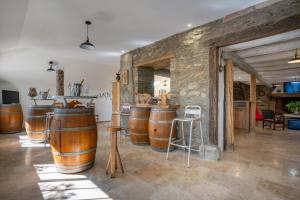 una habitación con un montón de barriles de vino en grange rénovée en gîte/maison/chalet, en Arreau