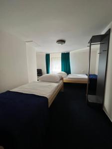 Habitación de hotel con 2 camas y ventana en 7Rooms, en Telnice