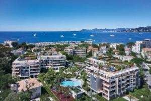 una vista aérea de la ciudad y el océano en Luxury garden apartment 2BR in the best development of Cap d'Antibes-Juan les Pins en Antibes