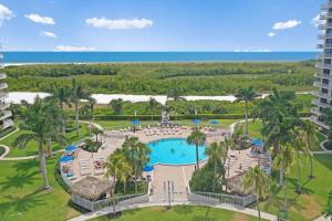 una vista aérea de la piscina del resort en Beachfront condo with heated pool, gym and pickleball, en Marco Island