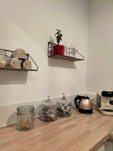 MagneuxにあるChambre Hortenseのガラスの食器とティーケトルが置かれたキッチンカウンター