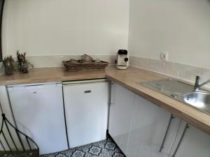 MagneuxにあるChambre Hortenseのシンクとカウンタートップのあるキッチン +20枚の写真