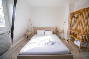 Un dormitorio con una cama con una flor. en Typical Parisian Studio in Le Marais en París