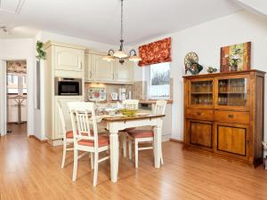 Kuchyň nebo kuchyňský kout v ubytování Landhaus Residenz Kirchsee Strandidyll