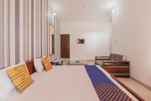 Een bed of bedden in een kamer bij SPOT ON Sahyadri Inn