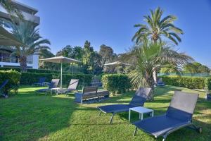 A garden outside Luxury garden apartment 2BR in the best development of Cap d'Antibes-Juan les Pins
