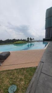 een groot zwembad in het midden van een stad bij Sensorizza @ Sensory Residence in Kampong Tangkas