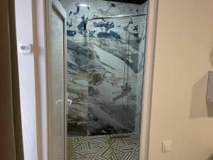 een douche met een glazen deur in de badkamer bij Guest House in Old Tbilisi in Tbilisi City
