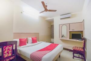 a bedroom with a bed and a ceiling fan at Super OYO Hotel New Platinum opp New malakpet metro station in Hyderabad