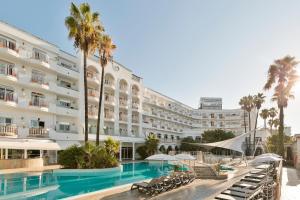 a large hotel with a swimming pool and palm trees at Hotel Best Lloret Splash in Lloret de Mar