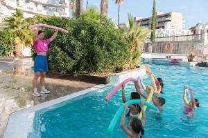 Bazén v ubytovaní Hotel Best Lloret Splash alebo v jeho blízkosti
