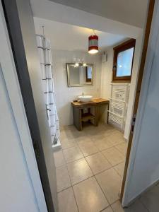 a bathroom with a sink and a mirror at Appartement paisible près des pistes de ski 4 pers in Fontrabiouse