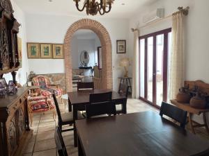 a living room with a table and a dining room at La del Pozo in Montánchez