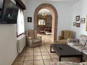 sala de estar con sofá y mesa en La del Pozo, en Montánchez