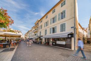 a group of people walking down a street with buildings at Joli 2 pièces au coeur du Centre-Ville - AW in Antibes