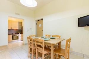 a kitchen and dining room with a table and chairs at Appartamento Minerva int2 - MyHo Casa in Tortoreto Lido