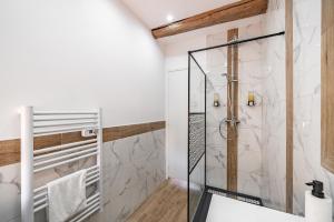 a bathroom with a shower and a sink at Joli 2 pièces - Coeur de Ville - AW in Antibes +15 photos