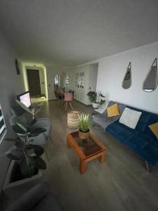 a living room with a bed and a table at Hermoso departamento in Iquique