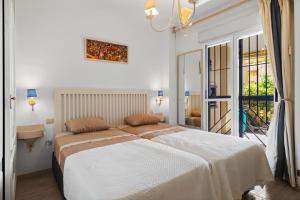 Postel nebo postele na pokoji v ubytování Seaview with private garden 5 minutes walk to the beach and amenities