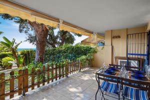 Balkón nebo terasa v ubytování Seaview with private garden 5 minutes walk to the beach and amenities