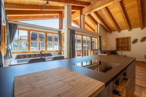 cocina con encimera grande y techos de madera en Apartment Taxer, en Aurach bei Kitzbuhel