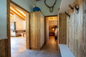 un pasillo con puertas correderas de madera en una casa en Apartment Taxer, en Aurach bei Kitzbuhel