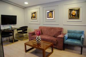 A television and/or entertainment centre at Star of İstanbul Residence