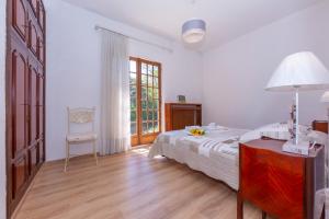 Postel nebo postele na pokoji v ubytování Villa Martine Au Bord Du Lac - Happy Rentals