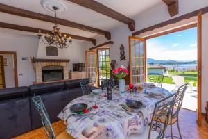 uma sala de jantar com uma mesa e uma lareira em Villa Martine Au Bord Du Lac - Happy Rentals em Cadrezzate