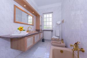 Koupelna v ubytování Villa Martine Au Bord Du Lac - Happy Rentals + 25 fotografií