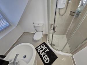 a small bathroom with a toilet and a shower at Bee Accommodations - Studio in Leicester