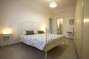 1 dormitorio con cama blanca y almohadas verdes en Piramide Holiday House en Roma