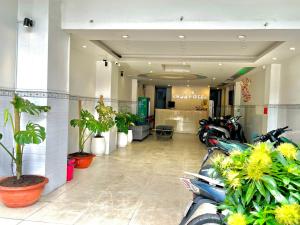 - un hall avec une bande de plantes et de motos dans l'établissement EROS HOTEL, à Hô-Chi-Minh-Ville