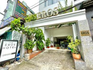 un magasin avec des plantes en pot devant celui-ci dans l'établissement EROS HOTEL, à Hô-Chi-Minh-Ville