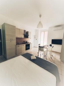 una cucina con tavolo e sala da pranzo di La casa di Re Ferdinando a Napoli