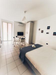 una camera con un grande letto e un tavolo con sedie di La casa di Re Ferdinando a Napoli Altre 8 foto