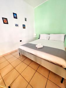 una camera da letto con un letto grande in una stanza di La casa di Re Ferdinando a Napoli