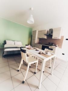 una cucina con un tavolo, una sedia e un letto di La casa di Re Ferdinando a Napoli
