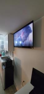 TV a/nebo společenská místnost v ubytování Eleg Stu Apt with Lux amnts steps frm Nautical Mile