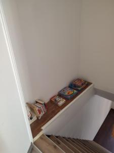 een kamer met een plank met boeken erop bij Les deux via in La Voulte-sur-Rhône