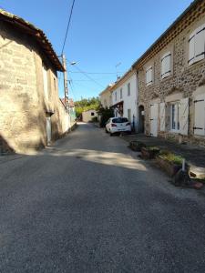 een straat met een auto aan de zijkant van een gebouw bij Les deux via in La Voulte-sur-Rhône