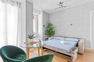1 dormitorio con cama y mesa de cristal en PA211 -Crescenzago- Romantic - Elegant - Large, en Milán