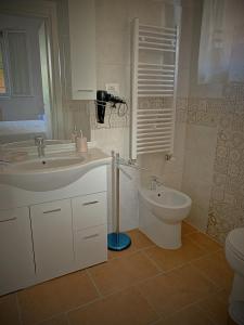 La salle de bains est pourvue d'un lavabo et de toilettes. dans l'établissement Al sit ed Marino, à Castel Maggiore