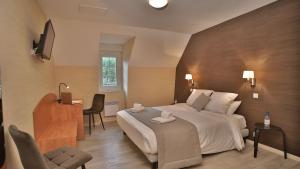 Postel nebo postele na pokoji v ubytování L'HÔTEL DES BAINS - Salles-la-Source