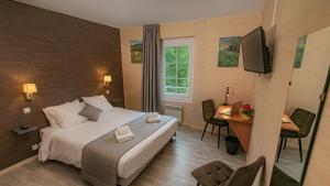 Postel nebo postele na pokoji v ubytování L'HÔTEL DES BAINS - Salles-la-Source