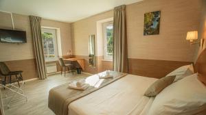 Postel nebo postele na pokoji v ubytování L'HÔTEL DES BAINS - Salles-la-Source