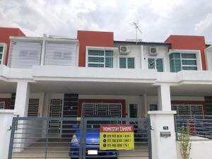 セリ・イスカンダルにあるHomestay Cahaya 1 Seri Iskandarの前に看板がある家